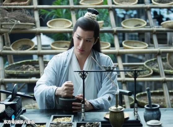 杨幂的每部戏都带着他,却一直捧不红,如今凭借