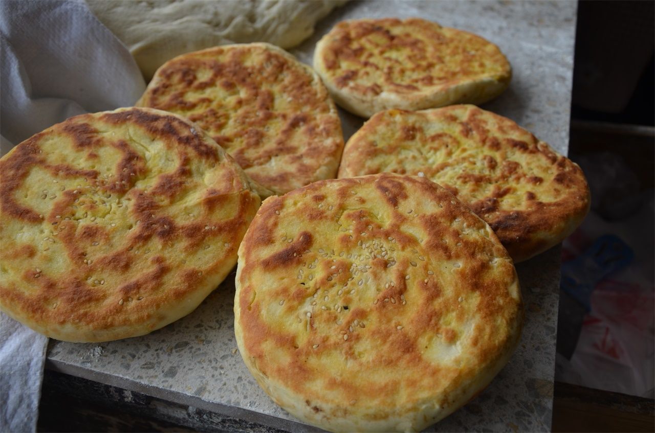 河南80后小伙老家做卤肉,一个饼夹肉10块钱,一天能卖200多斤