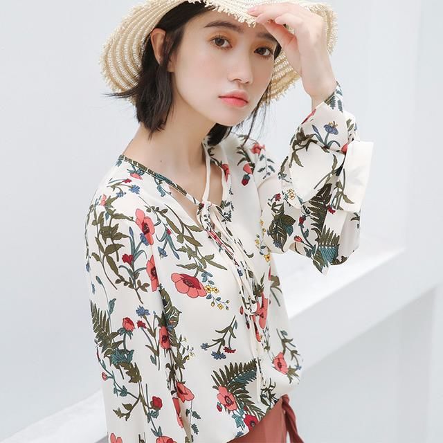 与春天最搭的碎花图案,不论是连衣裙,还是雪纺