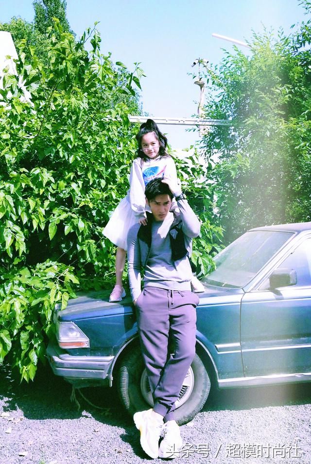 九岁开直播当美妆博主,王菲女儿李嫣这次走秀