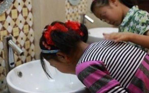 宝妈带6岁女儿改嫁,女儿一吃饭就吐,医生检查