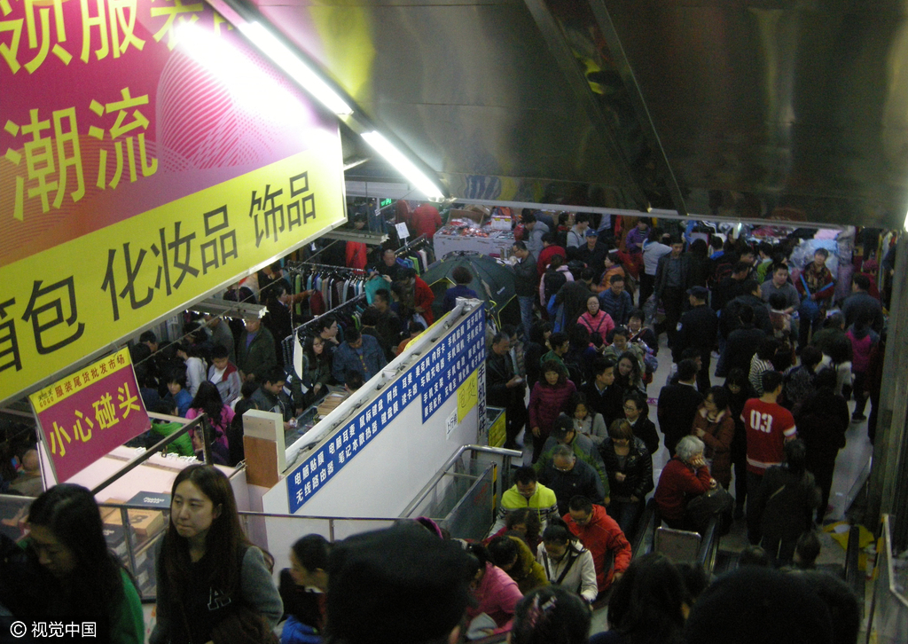 2016年10月30日，北京，即将关闭的天兰天尾货市场人头攒动，摊主纷纷折价甩卖，吸引大批市民前来“扫货”。