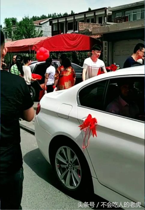 都说河南结婚彩礼太高,父母举出陪嫁牌子,网友