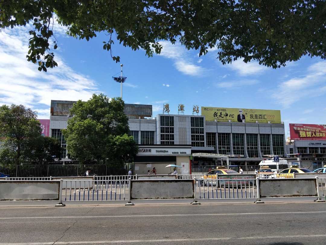 各位旅客,列车前方站是鹰潭站,请大家将行李物品准备好,不要把东西