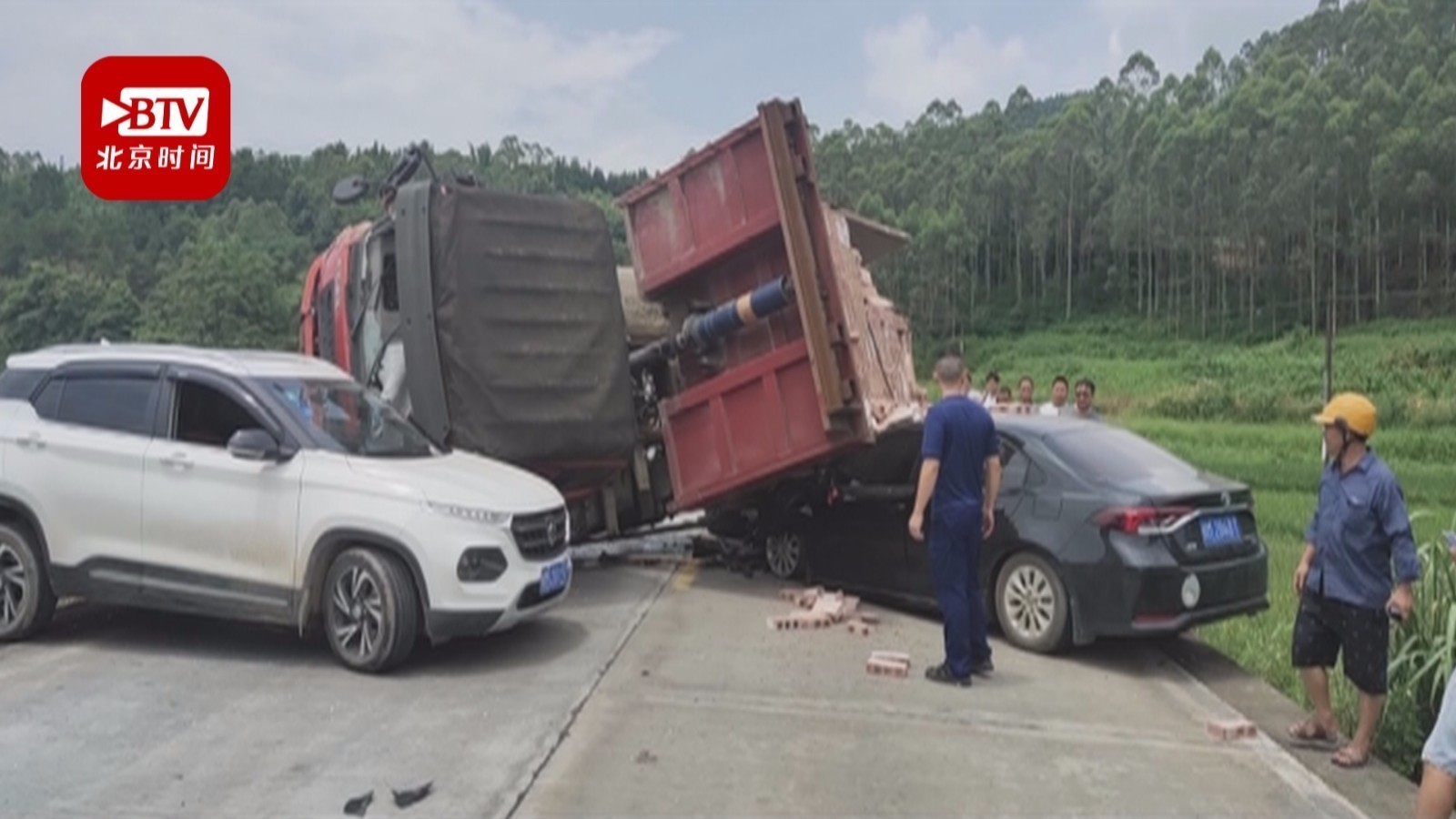 超载货车刹车失灵侧翻 一小车被压扁