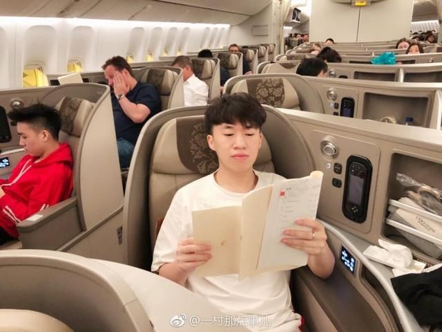 余霜晒RNG合照 Letme新造型被称电竞王俊凯