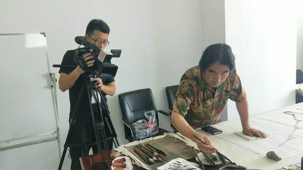 新疆昌吉电视台采访陕西大荔画家潘金阳先生