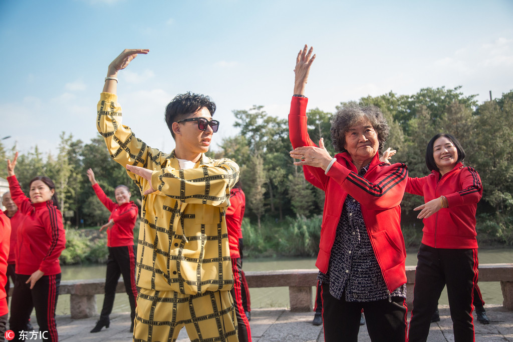 杭州"奔九"老奶奶广场舞跳网络神曲 喊话年轻人