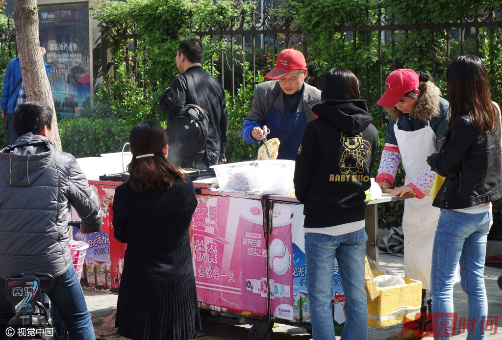 2014年，北京市曾多次开展对占道早餐车的专项清理。2013年1月9日，北京朝阳区酒仙桥中路将台路北口，使用简易早餐车卖鸡蛋灌饼的夫妻。