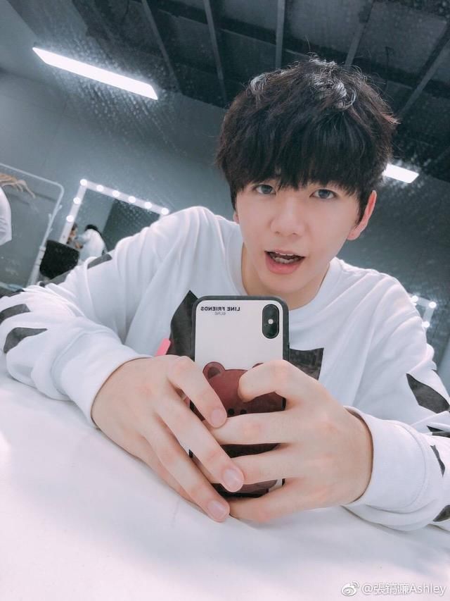 张镐濂微博晒自拍张丹峰洪欣齐出镜!父子俩没