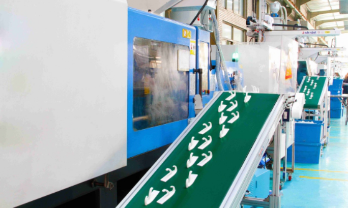 图二机械化,自动化生产的茶花粘钩生产车间.吴海峰摄.