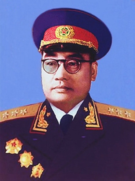 李涛(1905-1970)湖南汝城人
李涛于湖南省立郴州第7联合中学毕业。1925年参加爱国学生运动，1926年加入中国共产党。历任红军师政委，红1方面军对敌工作部部长，红9军才政治部主任，参加过长征。抗日战争期间，任八路军驻西安办事处处长，以八路军总司令部高级参谋名义来往于东北军、西北军和一部分川军中，积极从事抗日民族统一战线工作。李涛长期从事情报工作，历任军委作战部部长、中央军委技术部长。1955年授衔为开国上将。来源：《中国共产党新闻网》