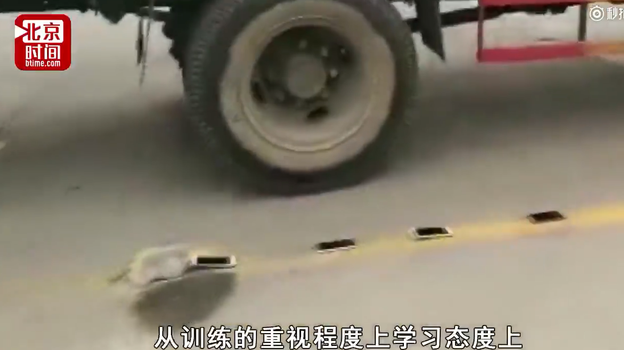 倒库要慢速 过人行道更要减速眼观六路 倒库要慢速 过人行道更要减速眼观六路