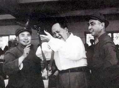 此人在军中的地位竟和朱德平起平坐,为朱德被