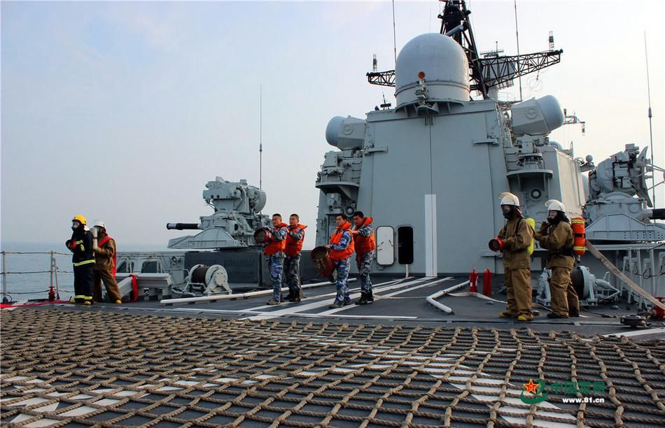 老将出马!中国海军现代级驱逐舰实弹演习