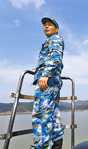担任主考官的军队人大代表,海军东海舰队某潜艇支队副支队长华明,带领