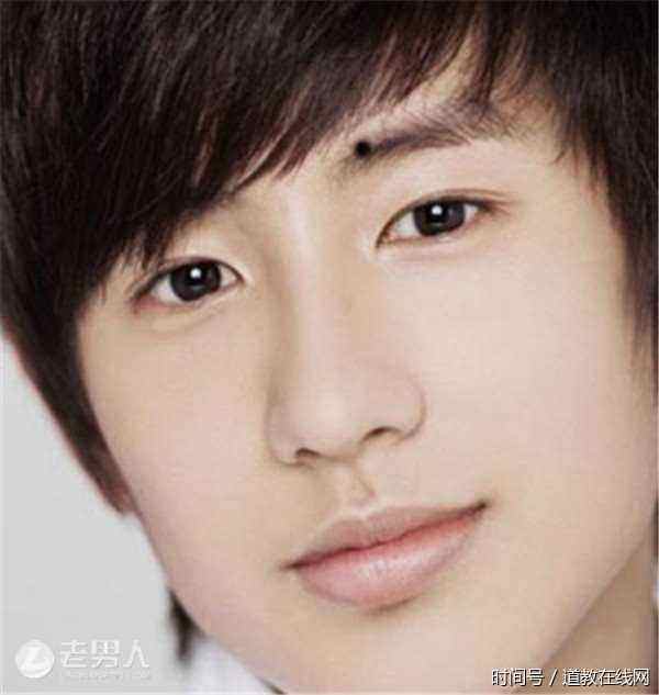 男人眉毛里有痣预示什么? 眉里藏珠可是非富即贵之相,仔细看看