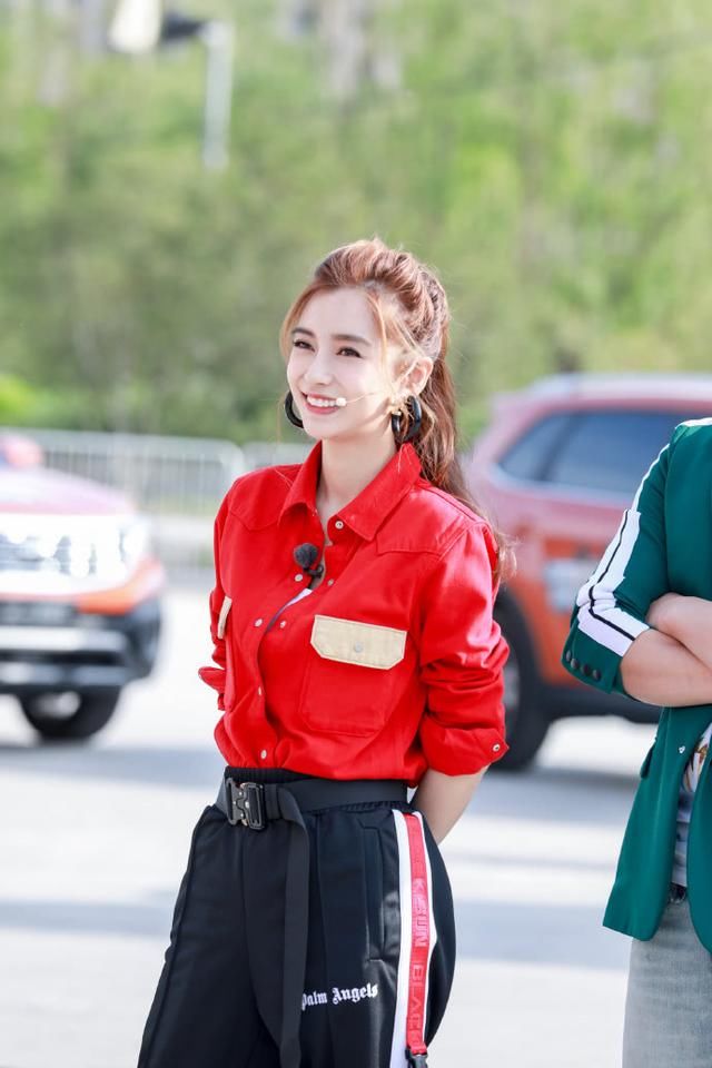 杨颖豁出去了运动裤配安全带,网友:越来越不懂