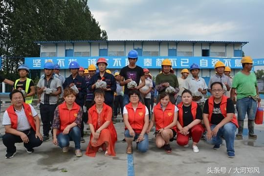 中牟县林场志愿者包粽子送爱心 农民工共享香