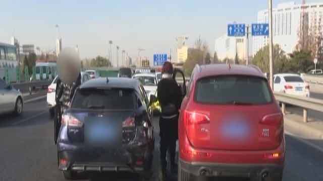 《红绿灯》20191202驾车途中低头酿事故 《红绿灯》20191202驾车途中低头酿事故