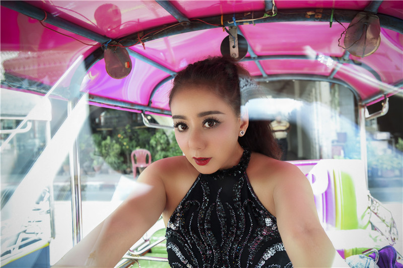 高慧君街拍展现别样风情 清新又不失温柔