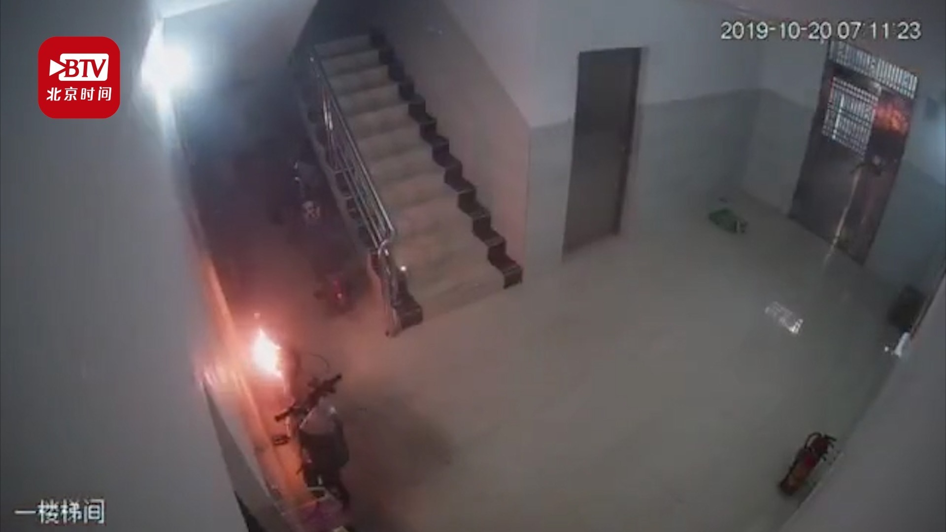 惊险！电动车楼道充电起火浓烟滚滚 一分钟爆炸十几次