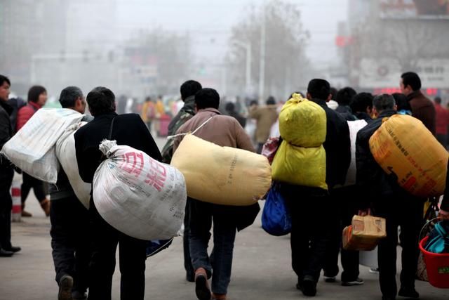 工厂大量倒闭,农民工被迫回农村,其中有多少辛
