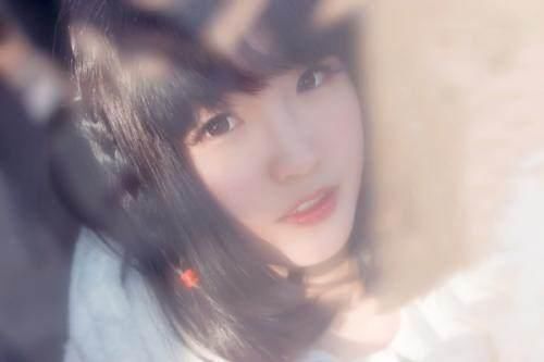 开心一笑:女同学穿连衣裙上体育课,罚她做俯卧