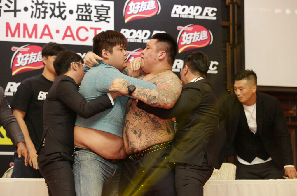 近日，中国20岁格斗小将敖日格乐，比赛中暴揍曾参加日本黑社会组织“山口组”的韩国选手金在勋，24秒KO后仍旧击打对手甚至裁判都拦不住。