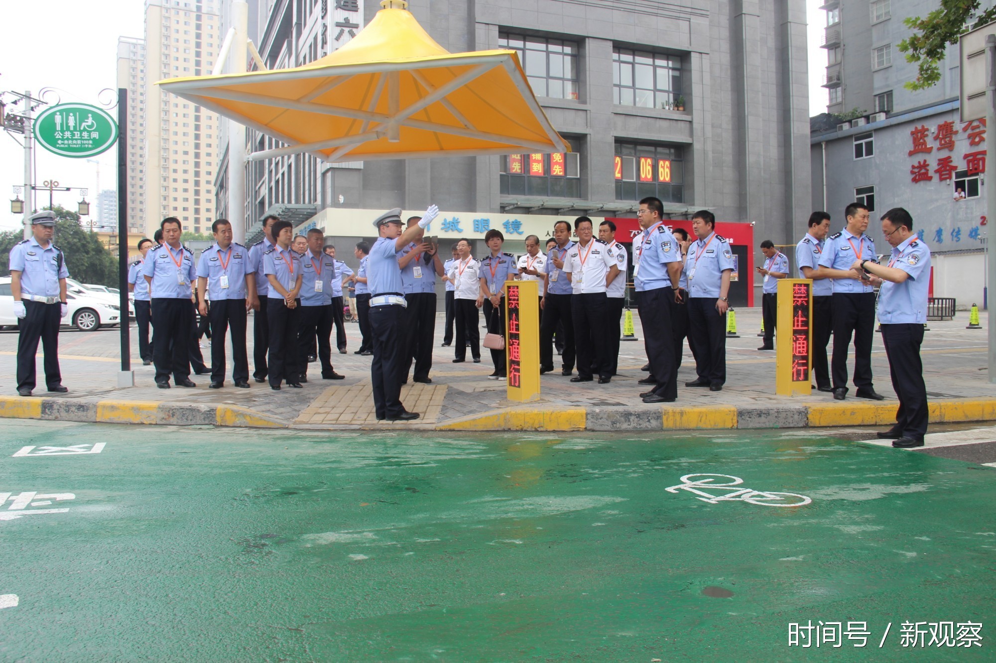 咸阳 秦都交警交通劝导有亮点 管理经验受推崇