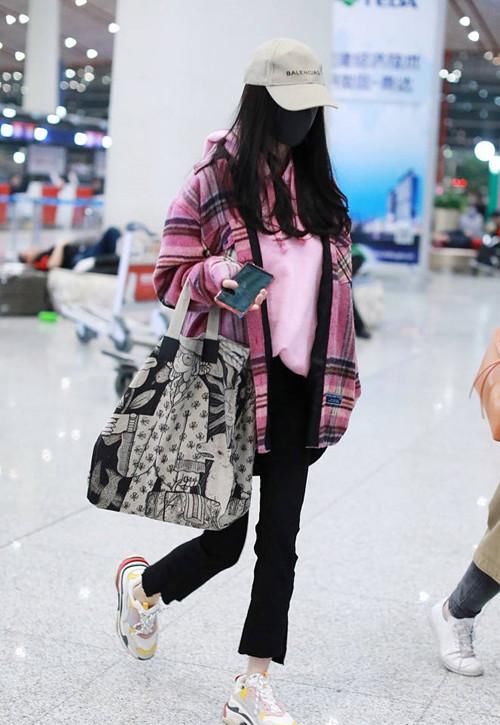 杨幂现身机场全副武装 网友:估计只有她老公才