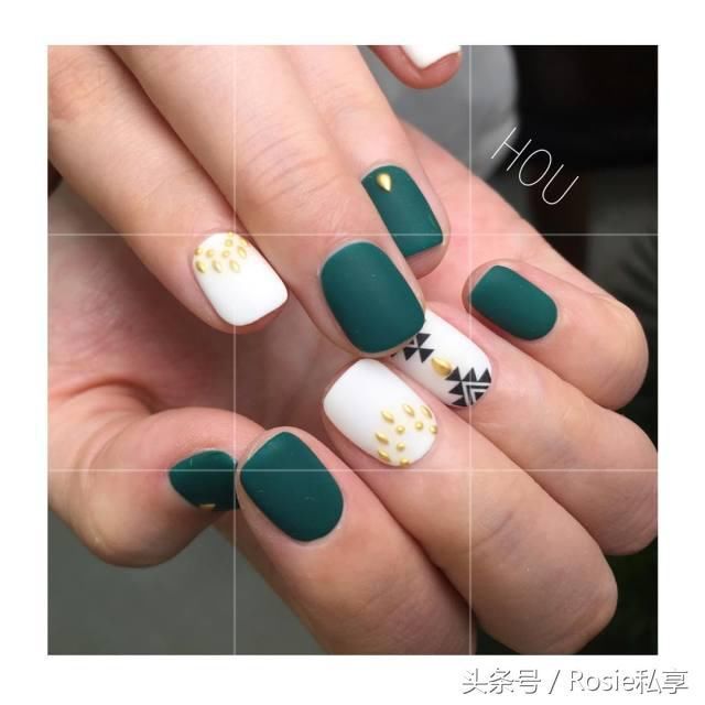 短指甲还能做哪些温柔大方又简约的新年美甲款