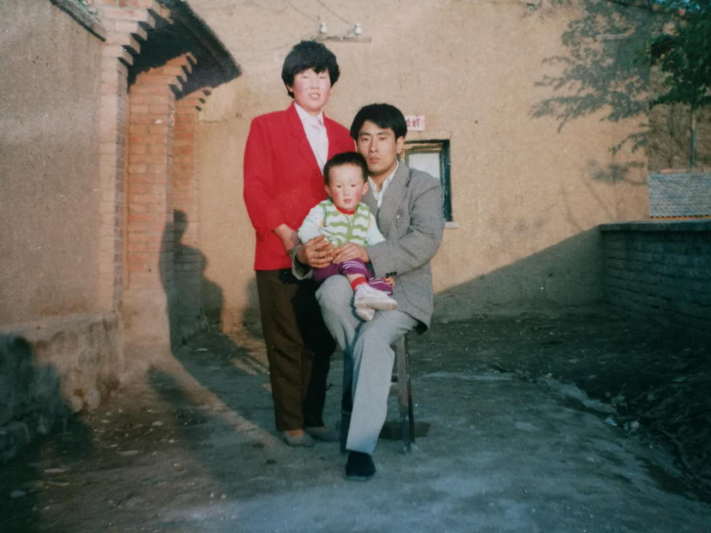 牵妈妈的手 二十年求学路离不开她的陪伴 牵妈妈的手 二十年求学路离不开她的陪伴