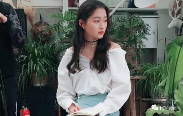 娱乐圈女星穿露肩装谁最美?迪丽热巴第八,赵丽