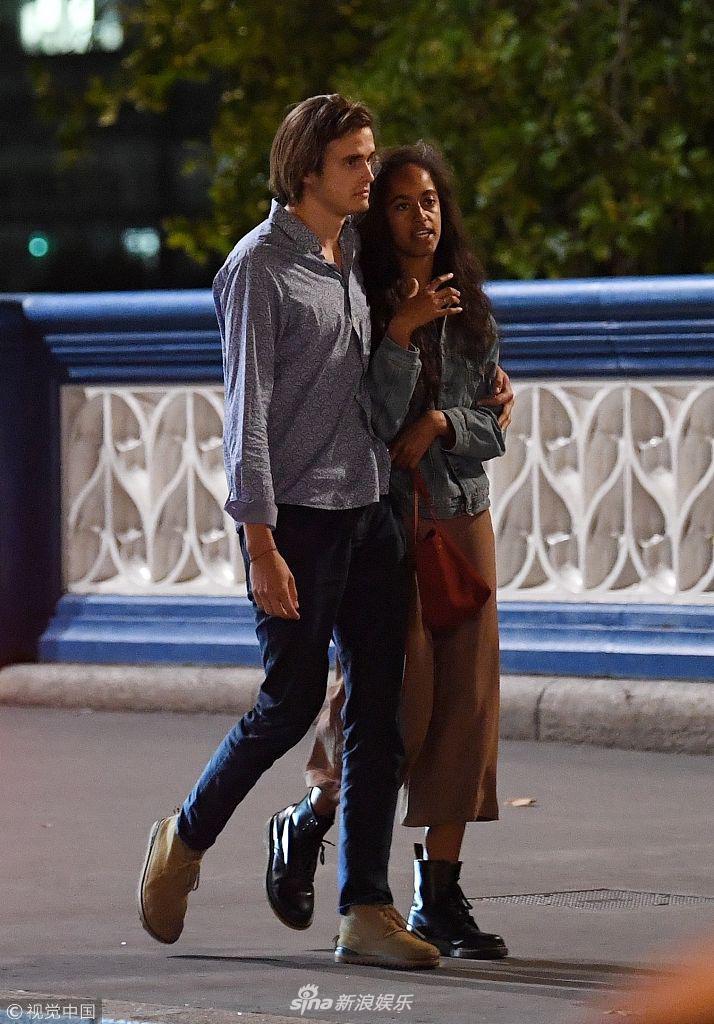 当地时间2018年8月4日，英国伦敦，奥巴马大女儿玛利亚·奥巴马（Malia Obama ）与帅气男友Rory Farquahson现身街头，在夜色中散步气氛浪漫，玛利亚倚靠在男票怀中显软妹气质。