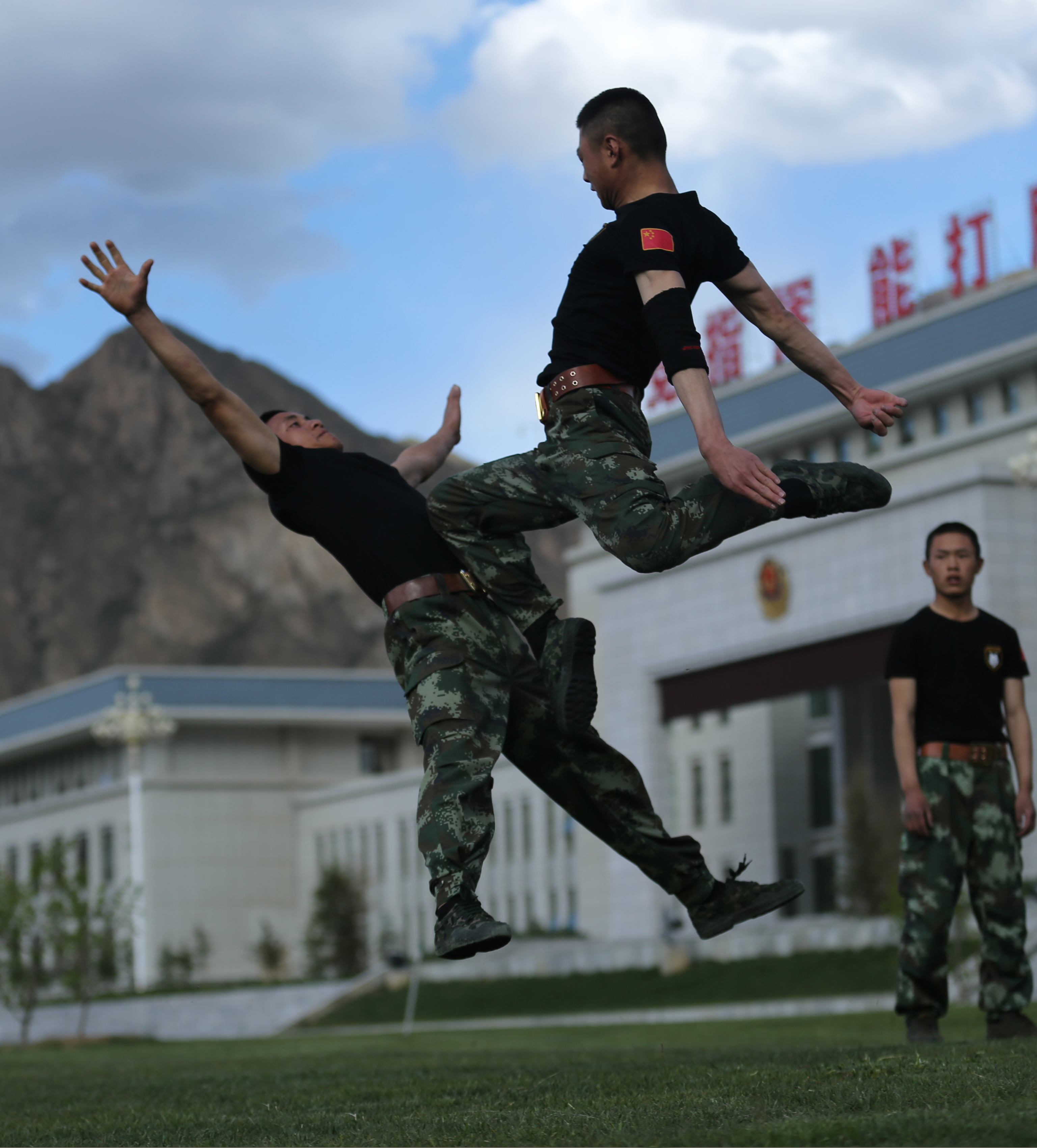 武警西藏总队官兵进行实战对抗训练。张权摄
