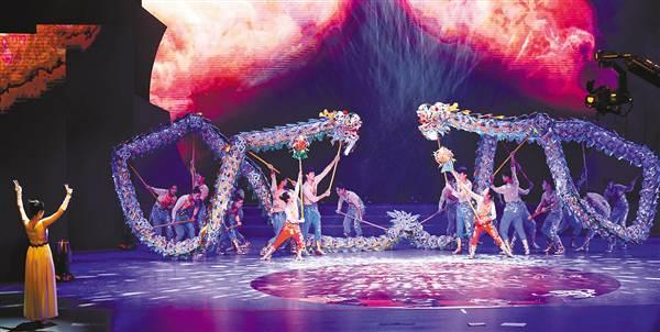 8月23日晚,重庆代表团表演舞蹈《炫境》.