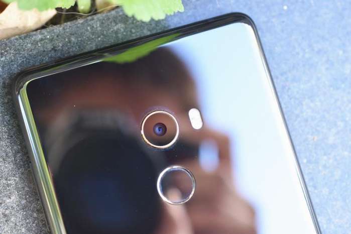 在外观变化的同时,小米mix2在摄像头上也做了一定的升级,前置500万