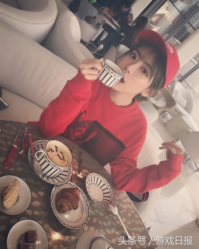 LOL解说周淑怡小姐姐也被抡大锤给逼疯了,抱