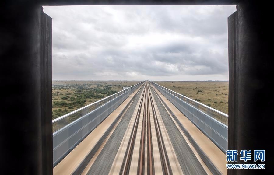 测试列车通过肯尼亚内罗毕国家公园内的铁路桥。 日前，由中国交通建设股份有限公司承建的肯尼亚内罗毕－马拉巴标轨铁路（内马铁路）项目联调联试工作全面启动。 新华社记者张宇摄