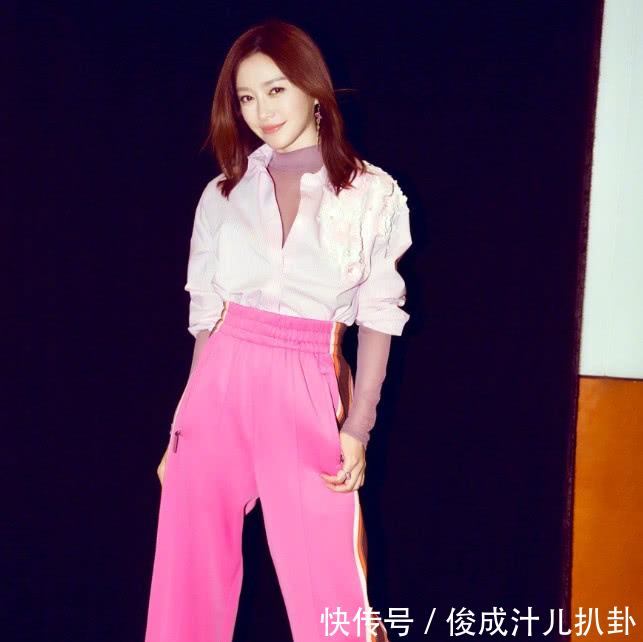 秦岚为秀长腿,短裤挖了两个大洞走机场,网友真