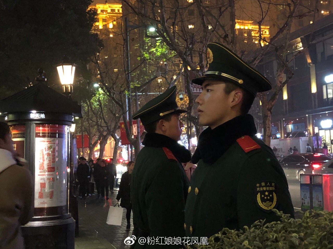 侧脸帅过鹿晗,最帅兵哥哥在上海新天地遭迷妹