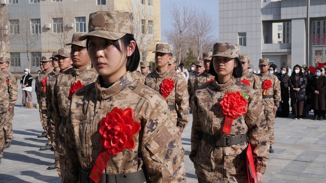 边疆儿女从军志，换上戎装踏征程