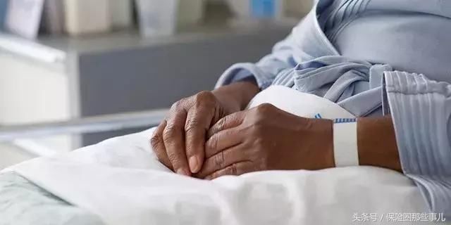 同样是摔倒,为什么一份意外险赔,另一份却不赔