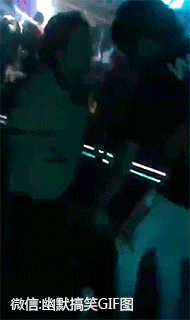 搞笑动态图:你见过保洁阿姨蹦迪吗?