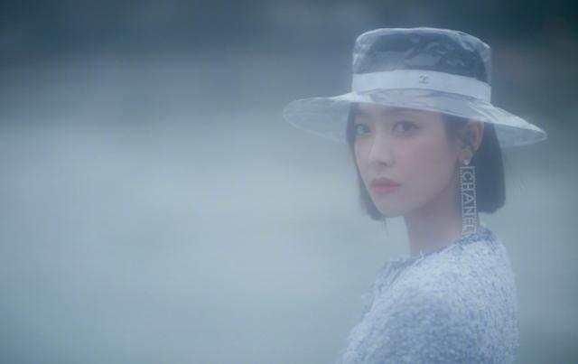 秦岚迪丽热巴穿塑料裙, 杨幂拿塑料袋, 刘昊然都