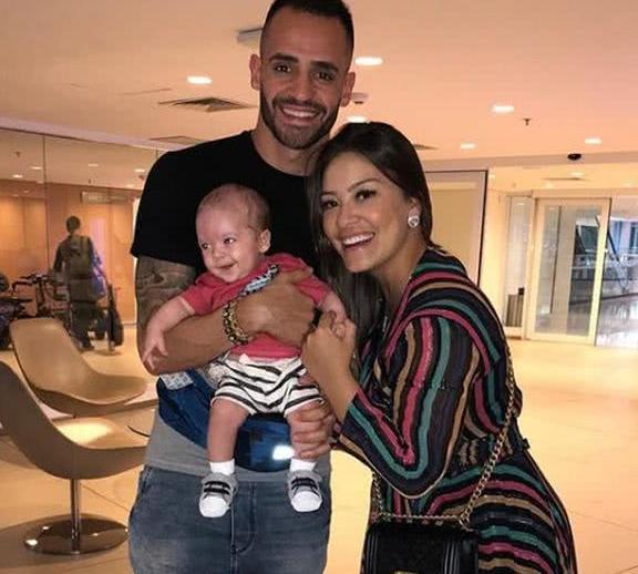 国安外援全家赴香港迪士尼游玩,张稀哲小两口