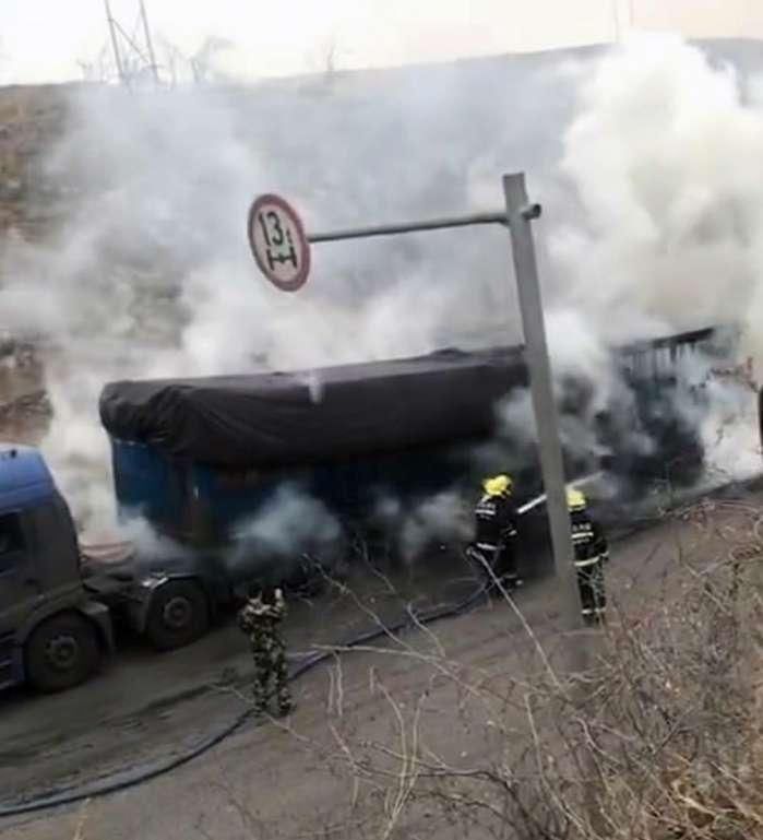 河北一辆重卡轮胎起火引燃货物 现场浓烟弥漫