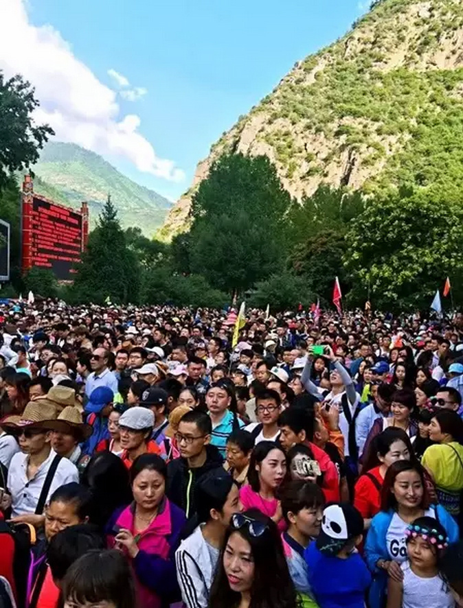 据悉,这组照片是早上7点之前拍摄,那时景区还未开园,游客们是在排队等待入沟,并非全天都这样。