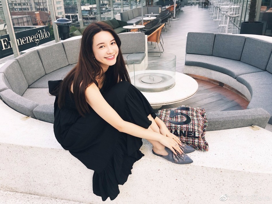 网红张大奕打扮时髦清爽露甜笑 很是消暑